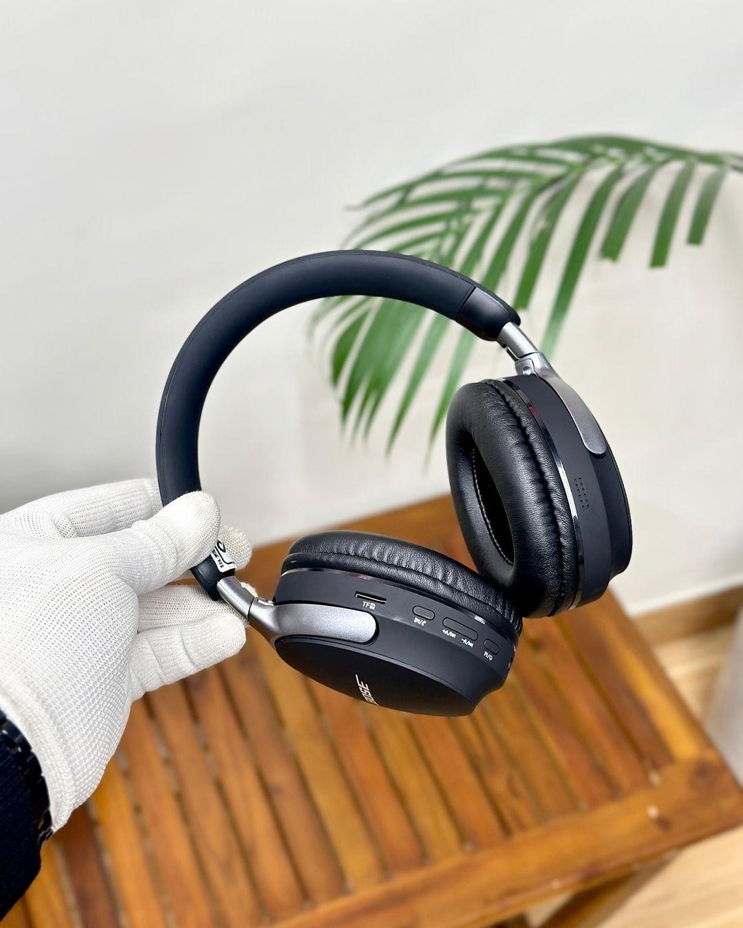 BOSE. QUIET COMFORT ULTRA WIRELESS HEADPHONE. FIRST QUALITY. GOOD SOUNDS. WITH CARRY BAG ( Pack of 1)