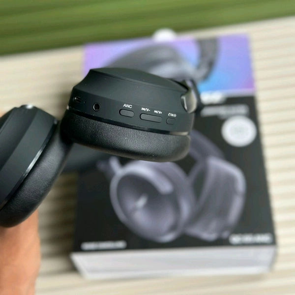 BOSE. QUIET COMFORT ULTRA WIRELESS HEADPHONE. FIRST QUALITY. GOOD SOUNDS. WITH CARRY BAG ( Pack of 1)