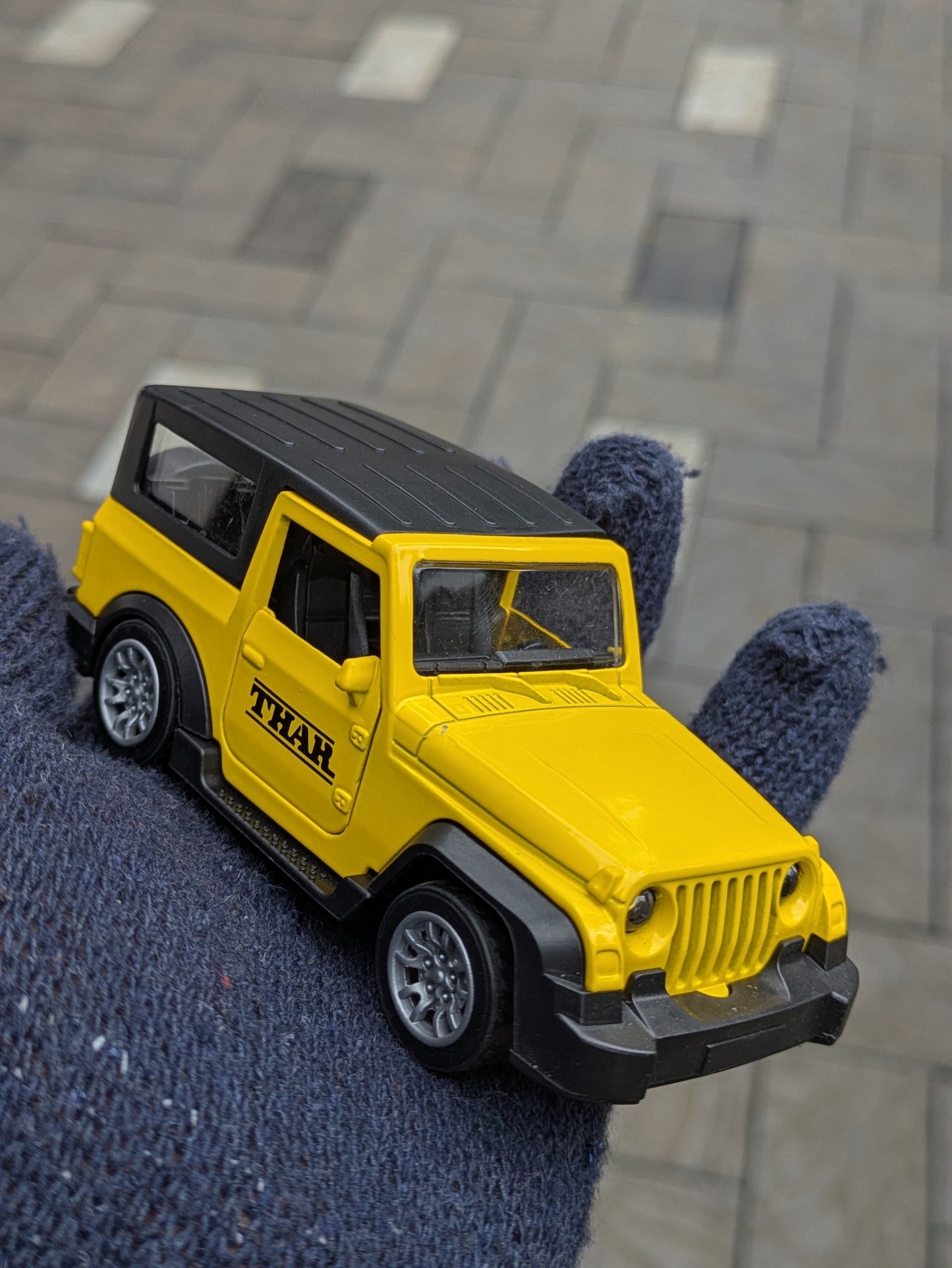 Die-cast Model Metal Body Thar Door Openable