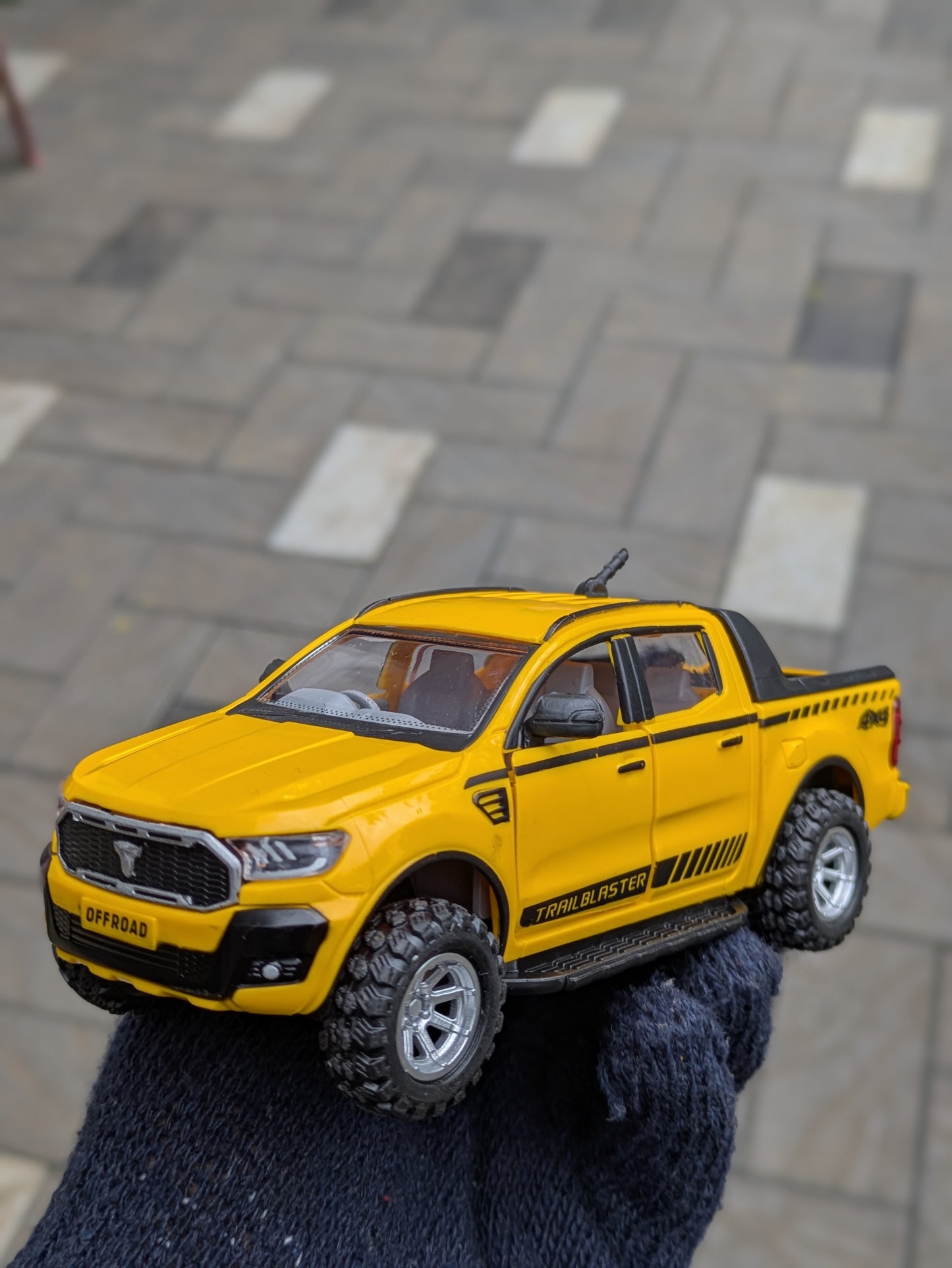 Die-cast Model Truck Hard Plastic Body Door Openable