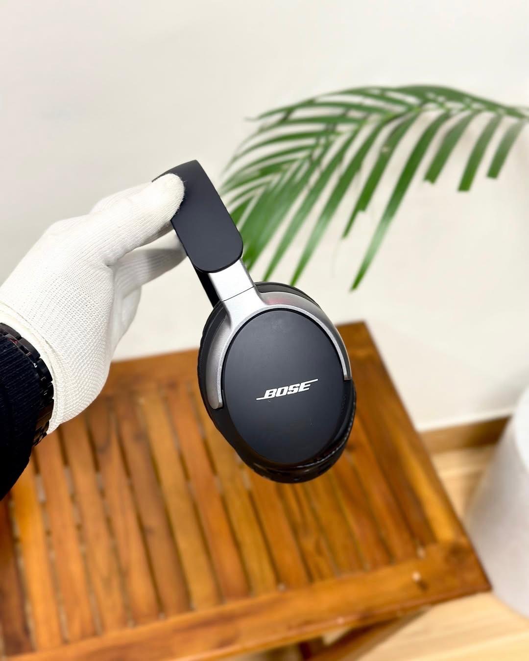 BOSE. QUIET COMFORT ULTRA WIRELESS HEADPHONE. FIRST QUALITY. GOOD SOUNDS. WITH CARRY BAG ( Pack of 1)
