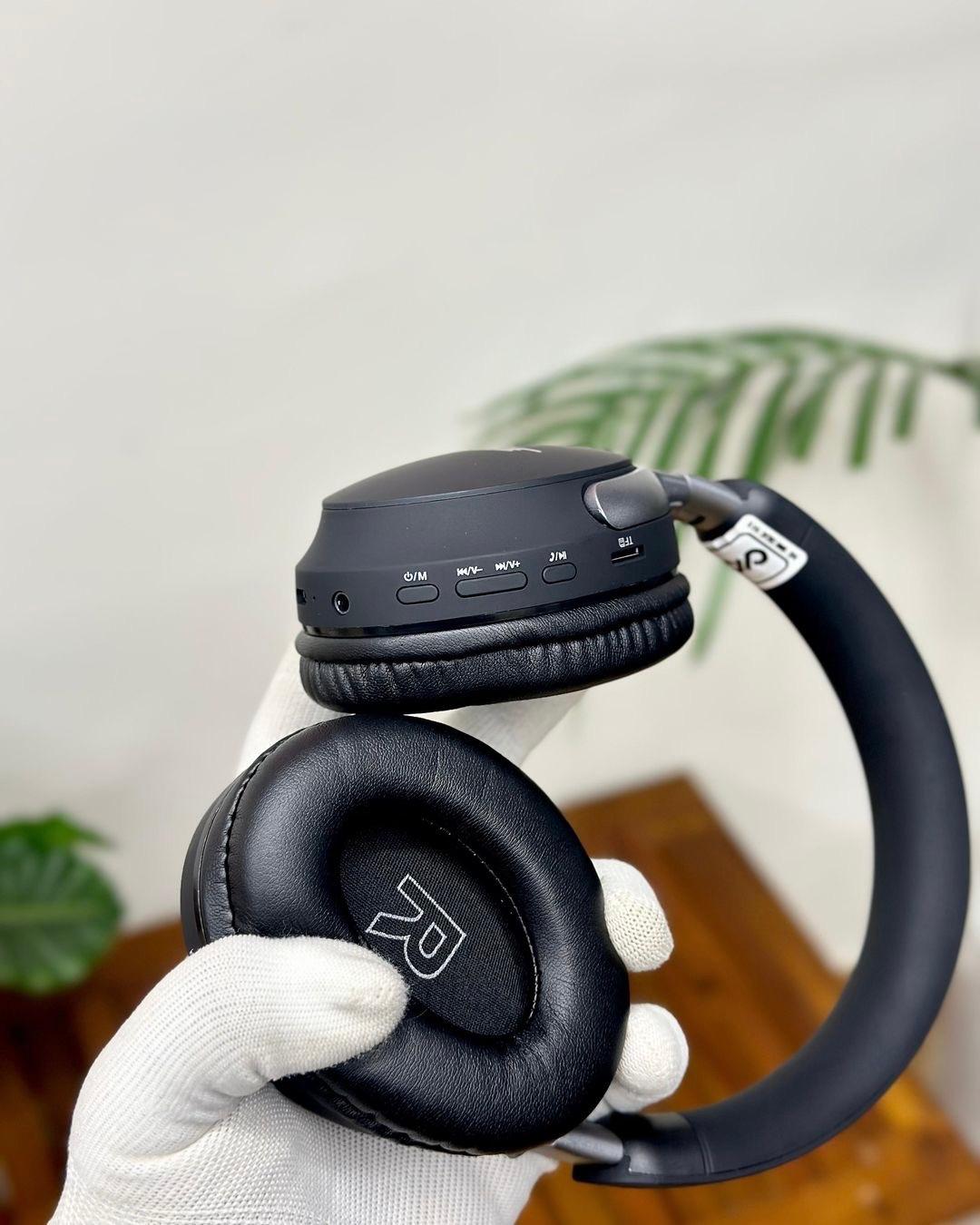 BOSE. QUIET COMFORT ULTRA WIRELESS HEADPHONE. FIRST QUALITY. GOOD SOUNDS. WITH CARRY BAG ( Pack of 1)