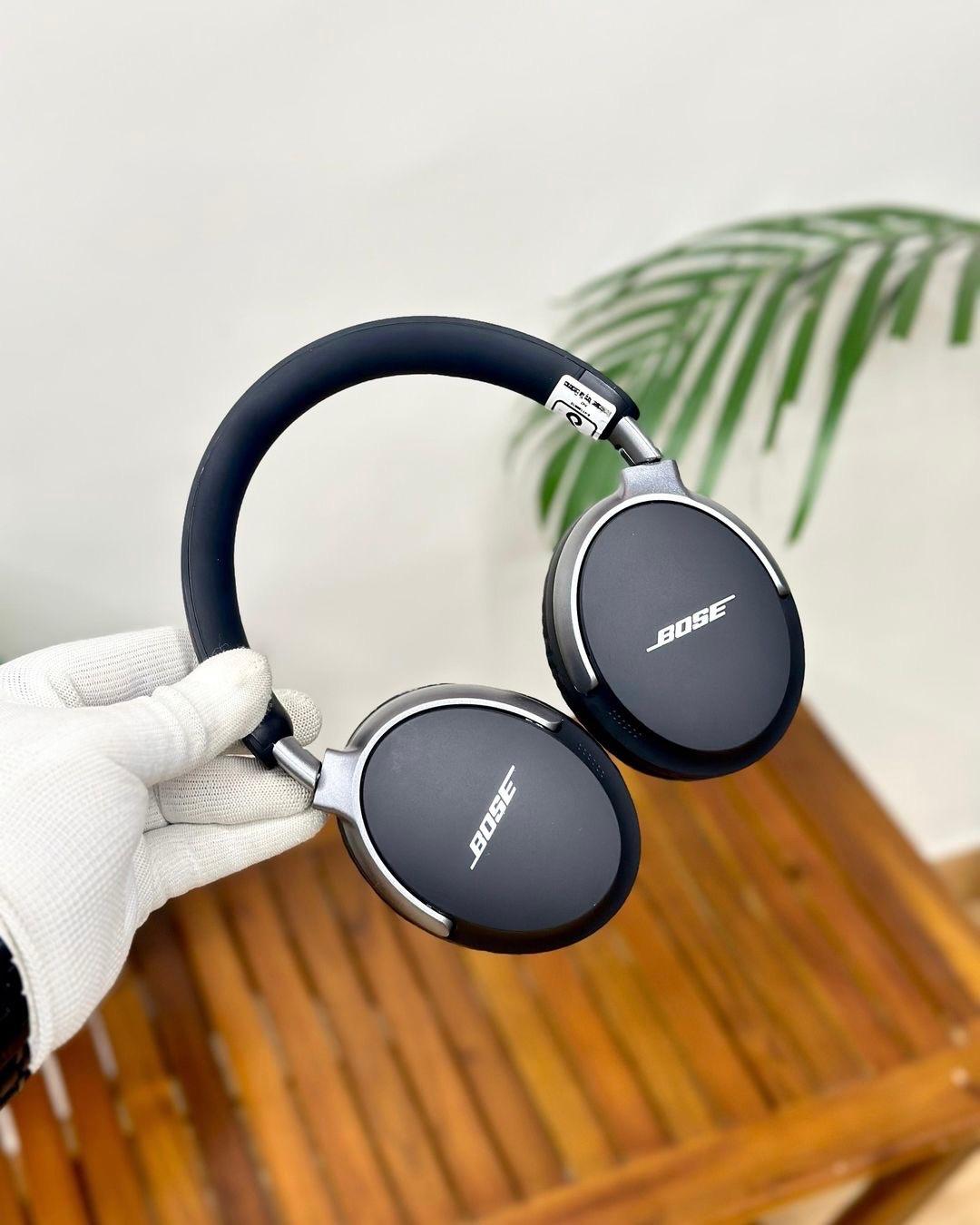 BOSE. QUIET COMFORT ULTRA WIRELESS HEADPHONE. FIRST QUALITY. GOOD SOUNDS. WITH CARRY BAG ( Pack of 1)