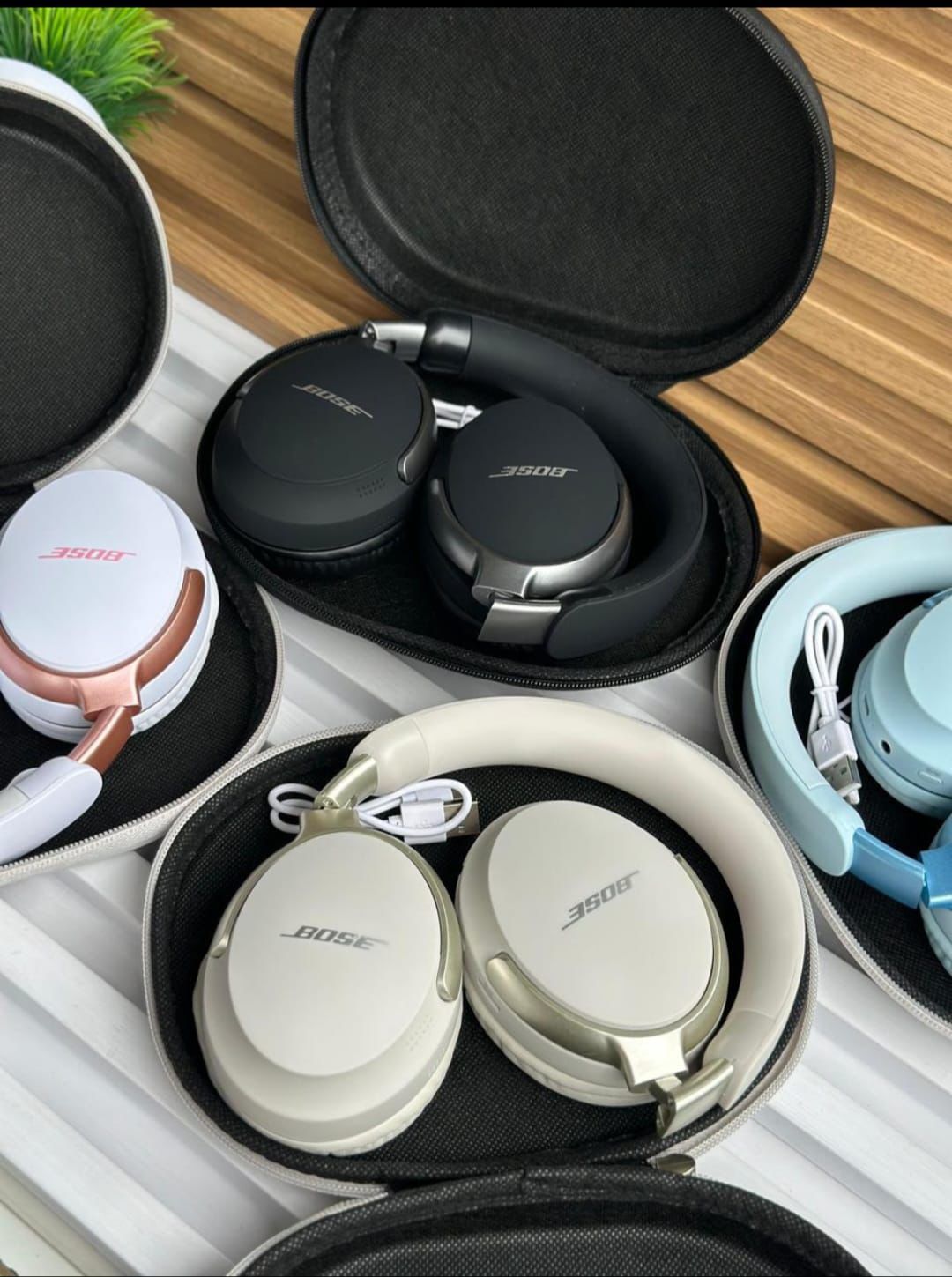 BOSE. QUIET COMFORT ULTRA WIRELESS HEADPHONE. FIRST QUALITY. GOOD SOUNDS. WITH CARRY BAG ( Pack of 1)