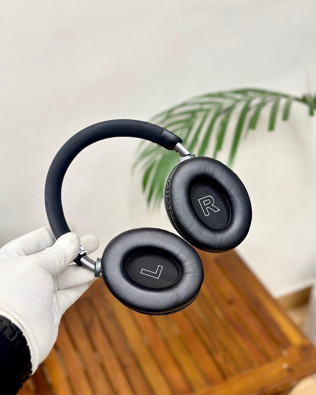 BOSE. QUIET COMFORT ULTRA WIRELESS HEADPHONE. FIRST QUALITY. GOOD SOUNDS. WITH CARRY BAG ( Pack of 1)