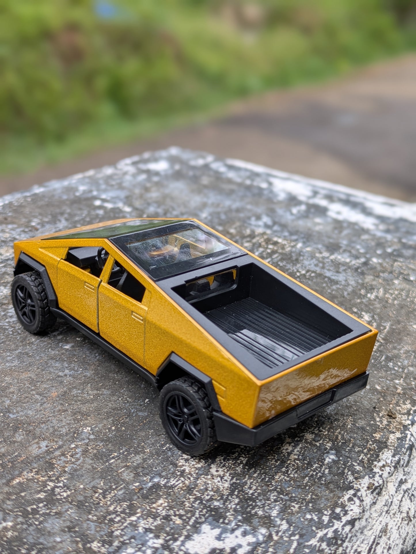 Die-cast Model Metal Body Tesla Cyber Truck Door Openable