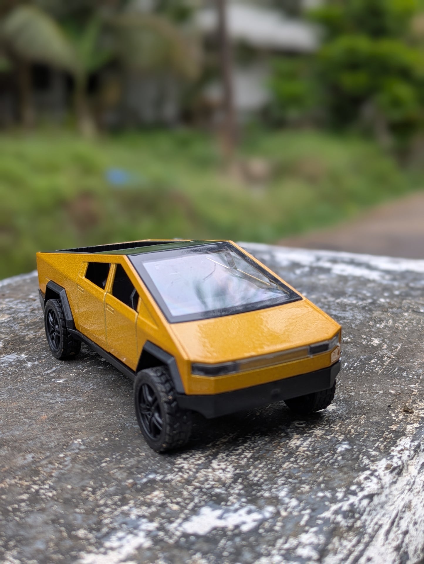 Die-cast Model Metal Body Tesla Cyber Truck Door Openable