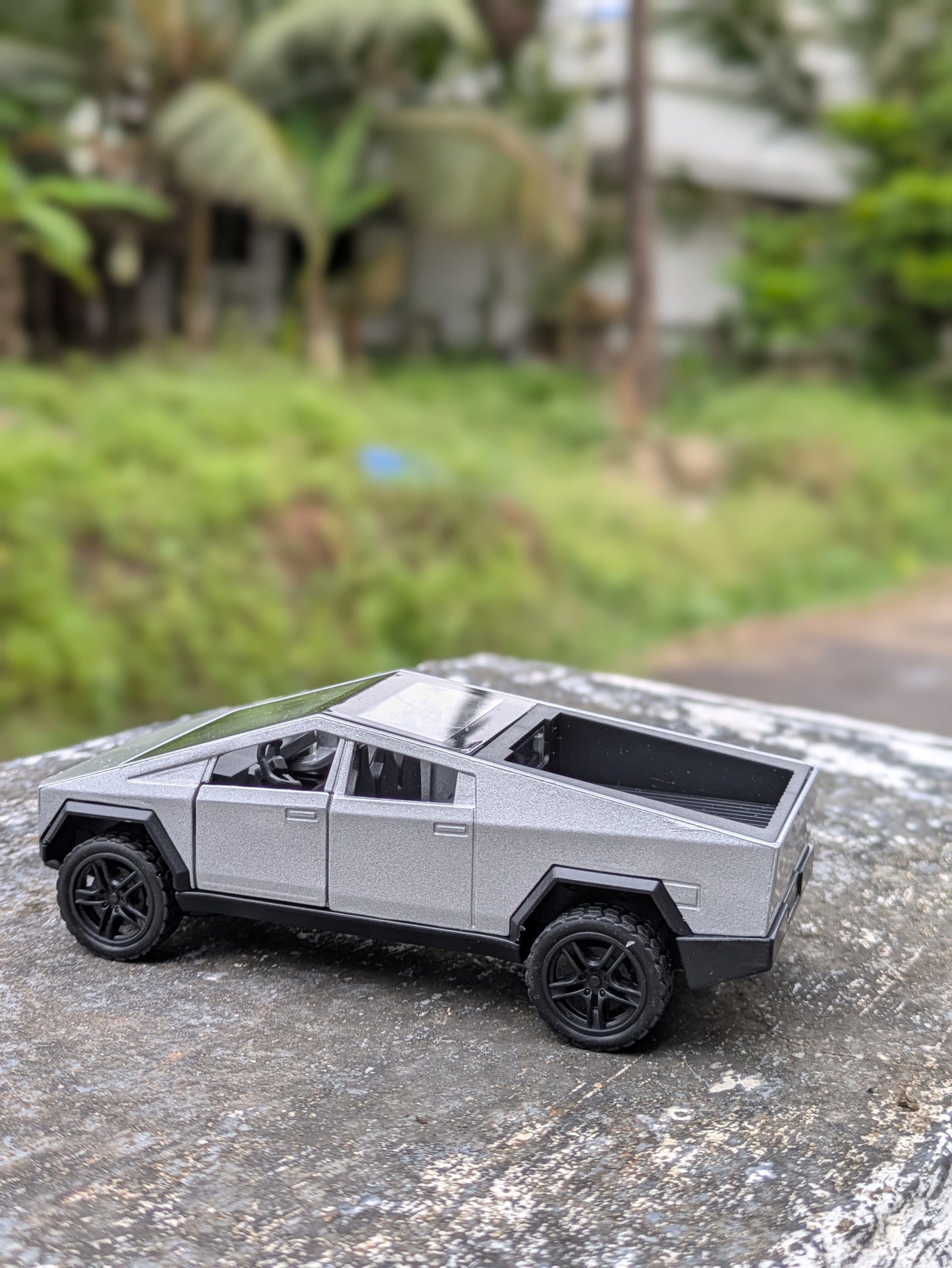 Die-cast Model Metal Body Tesla Cyber Truck Door Openable