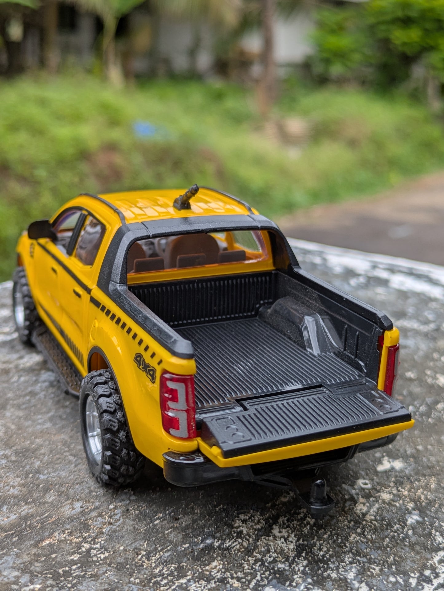 Die-cast Model Truck Hard Plastic Body Door Openable