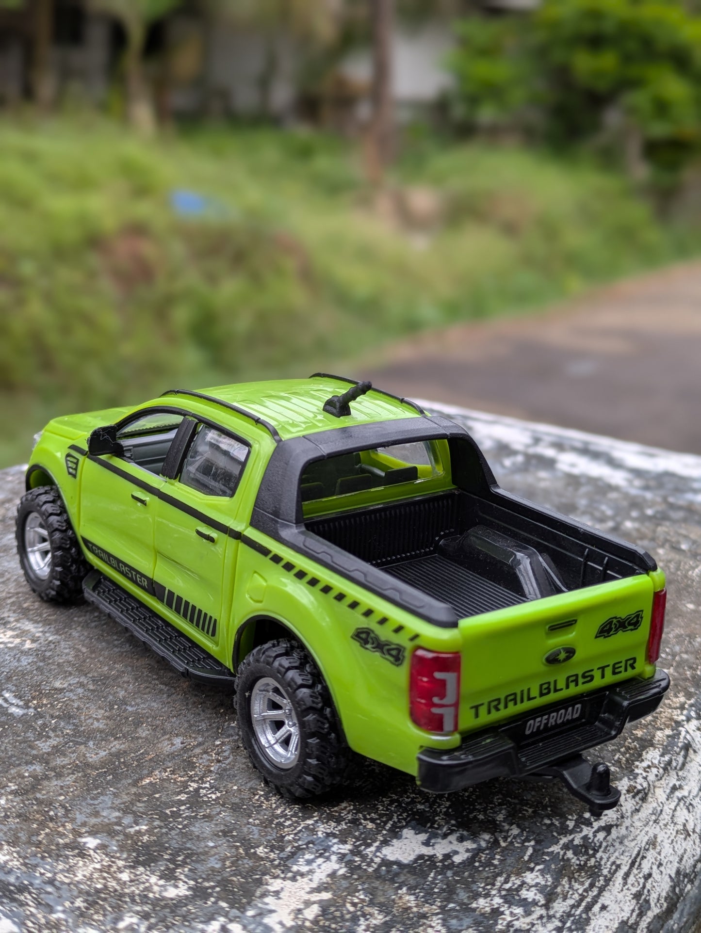 Die-cast Model Truck Hard Plastic Body Door Openable