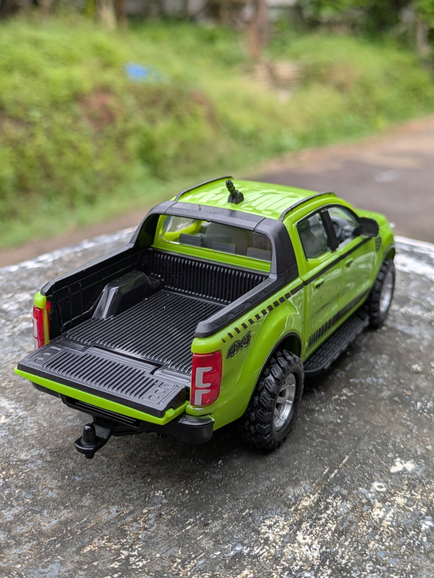 Die-cast Model Truck Hard Plastic Body Door Openable