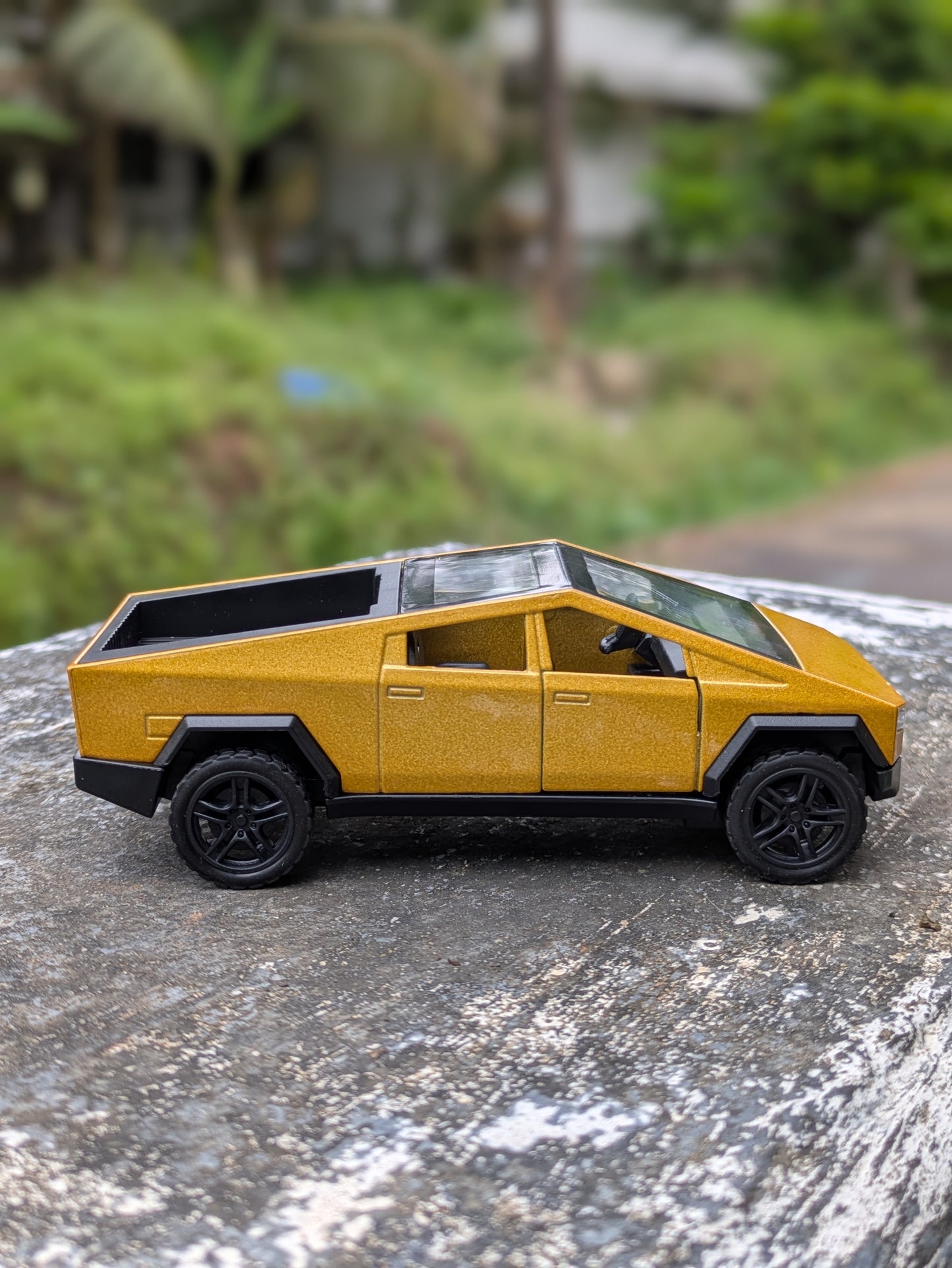 Die-cast Model Metal Body Tesla Cyber Truck Door Openable