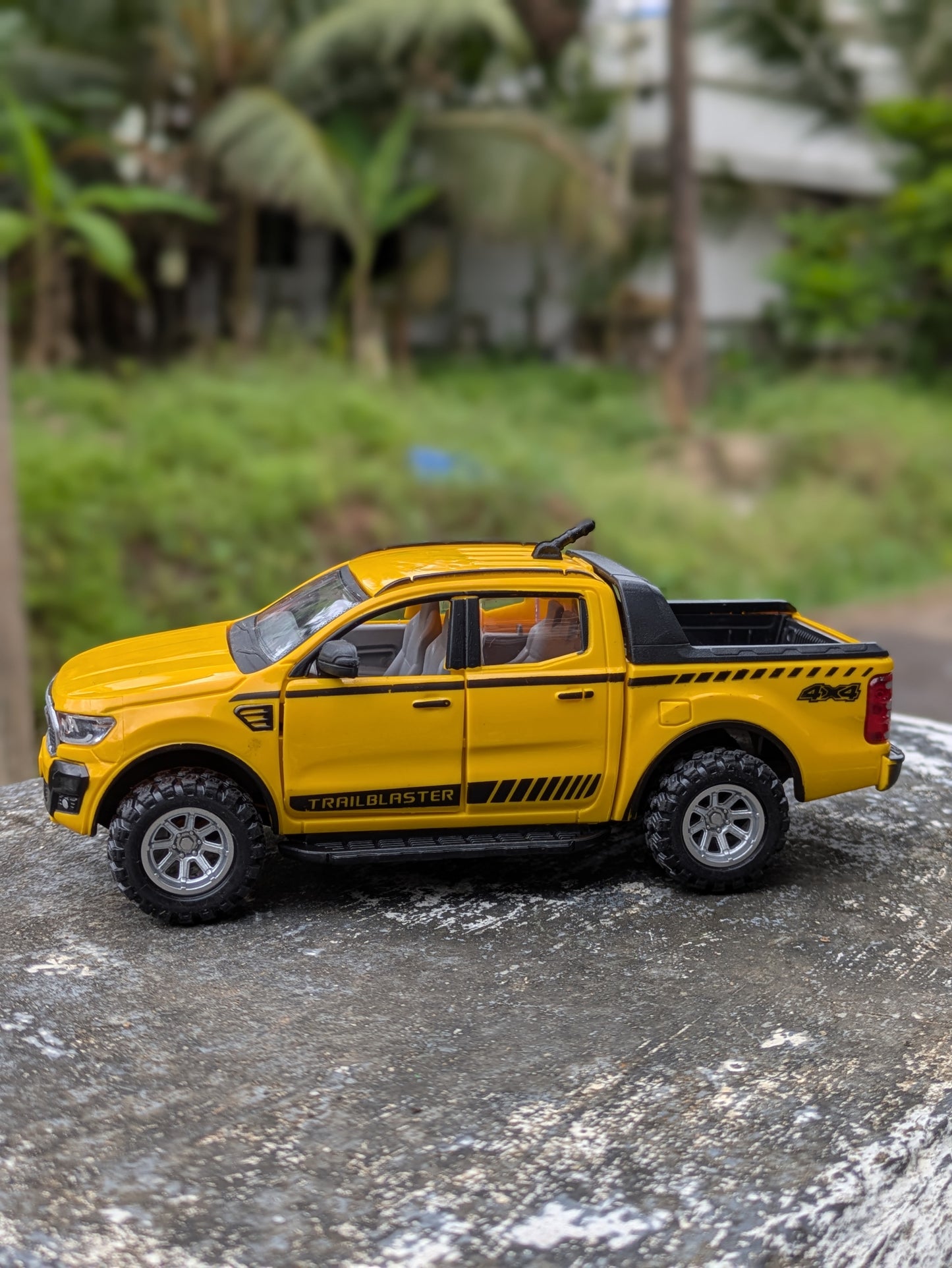 Die-cast Model Truck Hard Plastic Body Door Openable