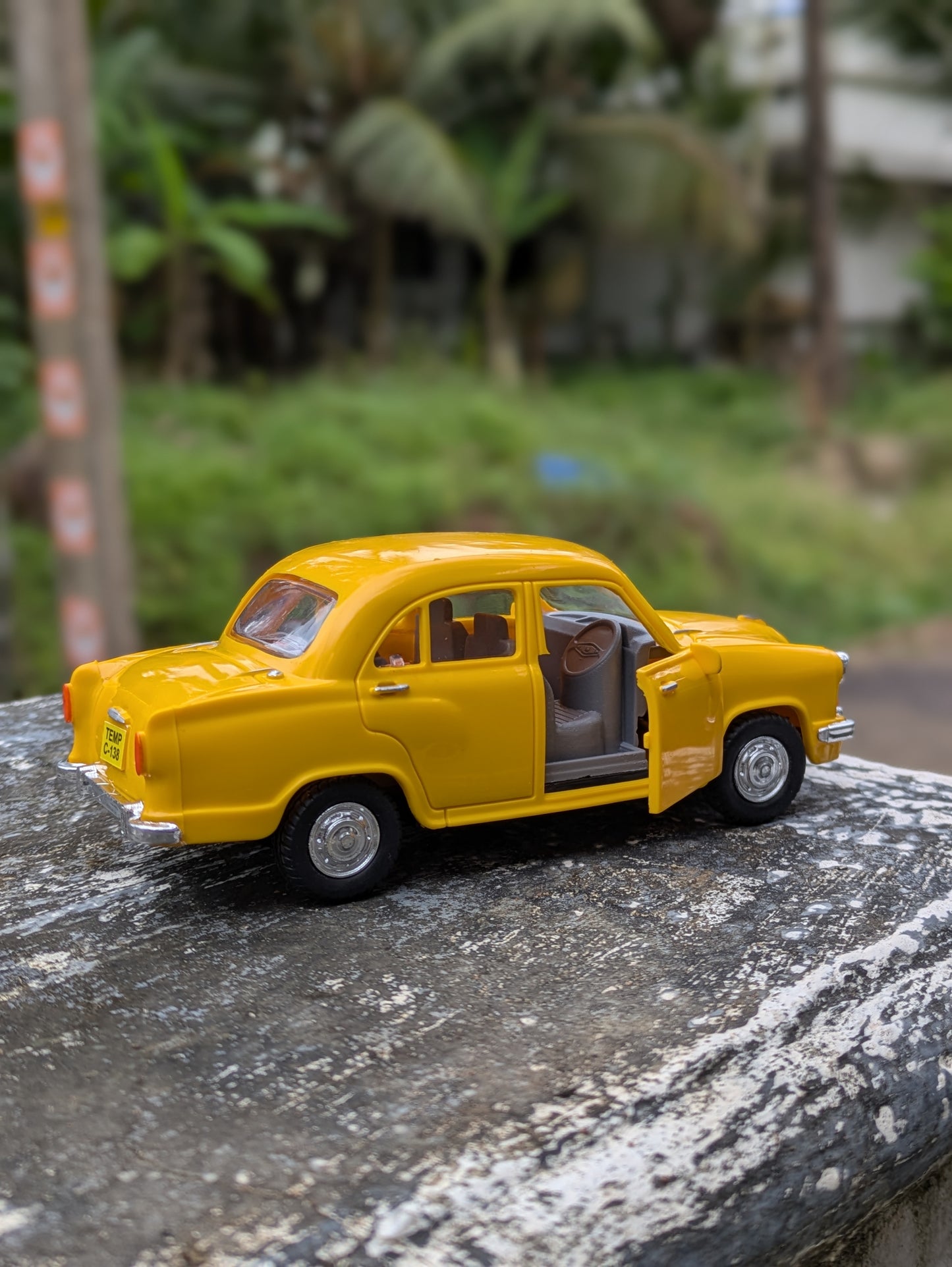 Die-cast Model Ambassador Hard Plastic Body Door Openable