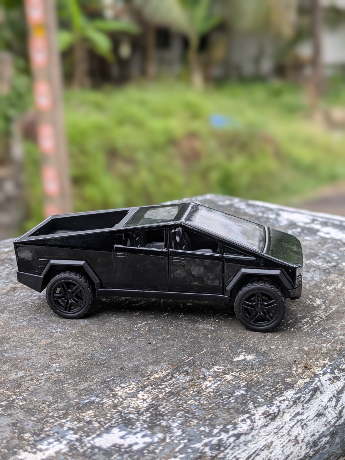 Die-cast Model Metal Body Tesla Cyber Truck Door Openable