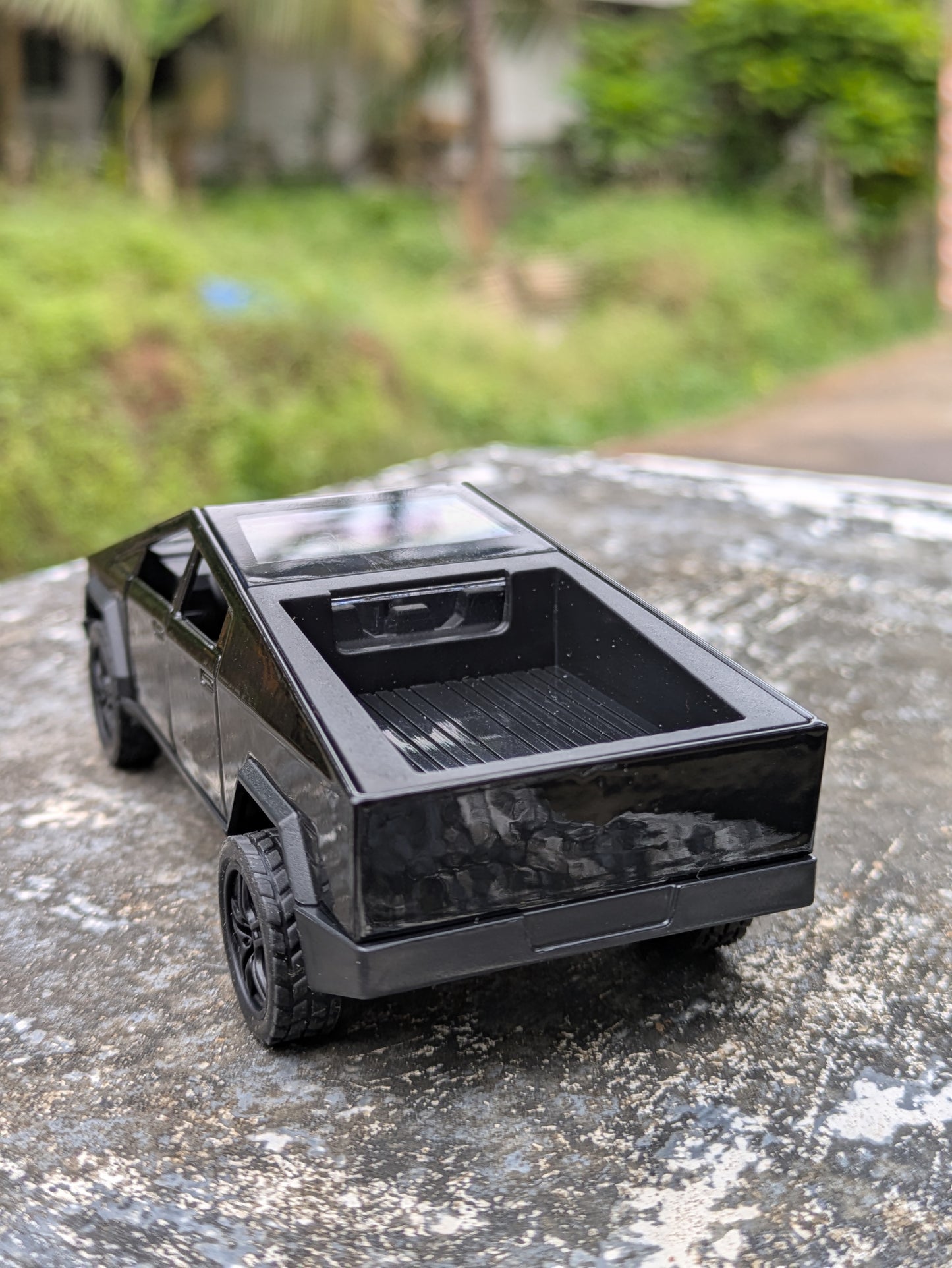 Die-cast Model Metal Body Tesla Cyber Truck Door Openable