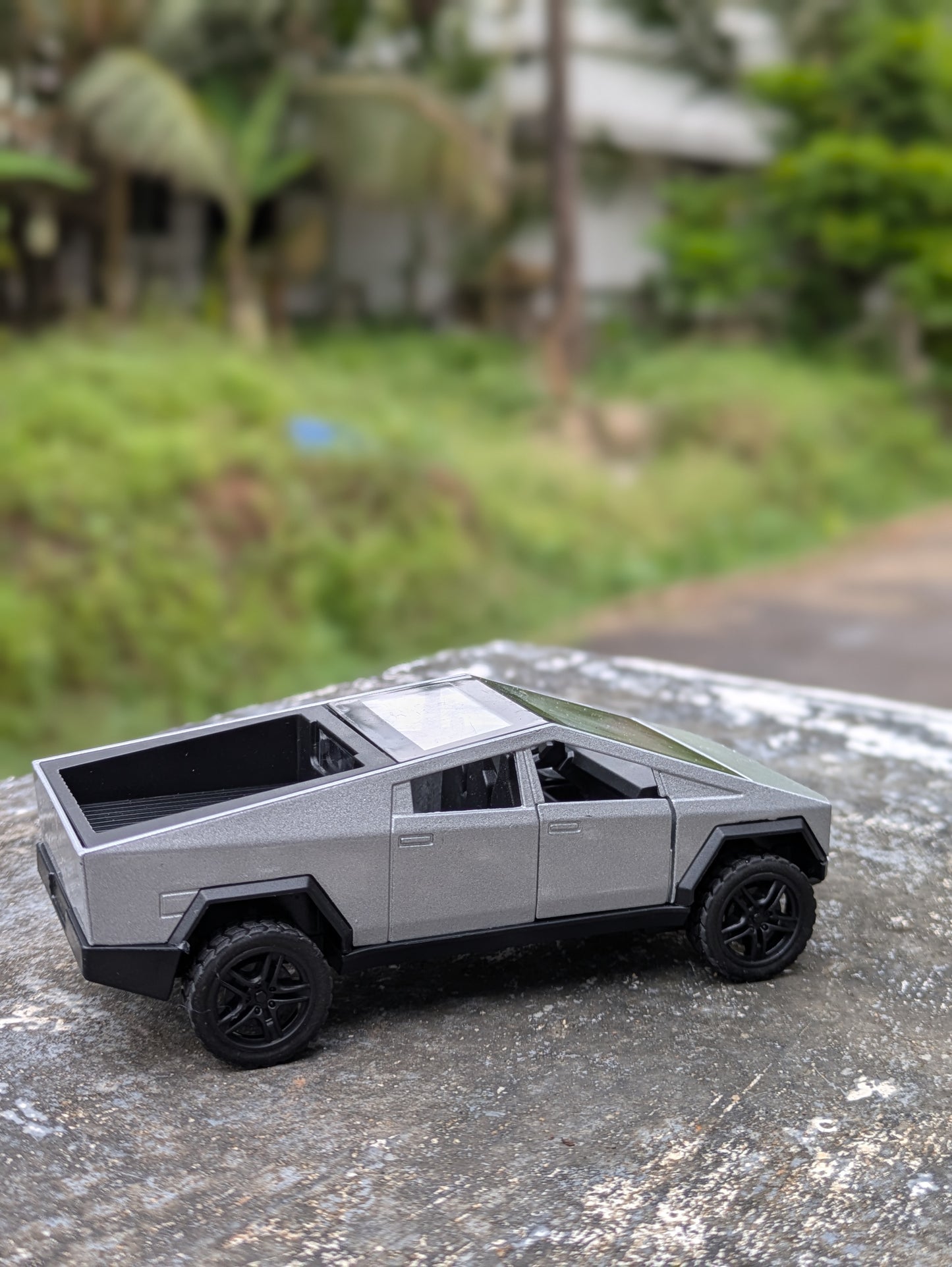 Die-cast Model Metal Body Tesla Cyber Truck Door Openable