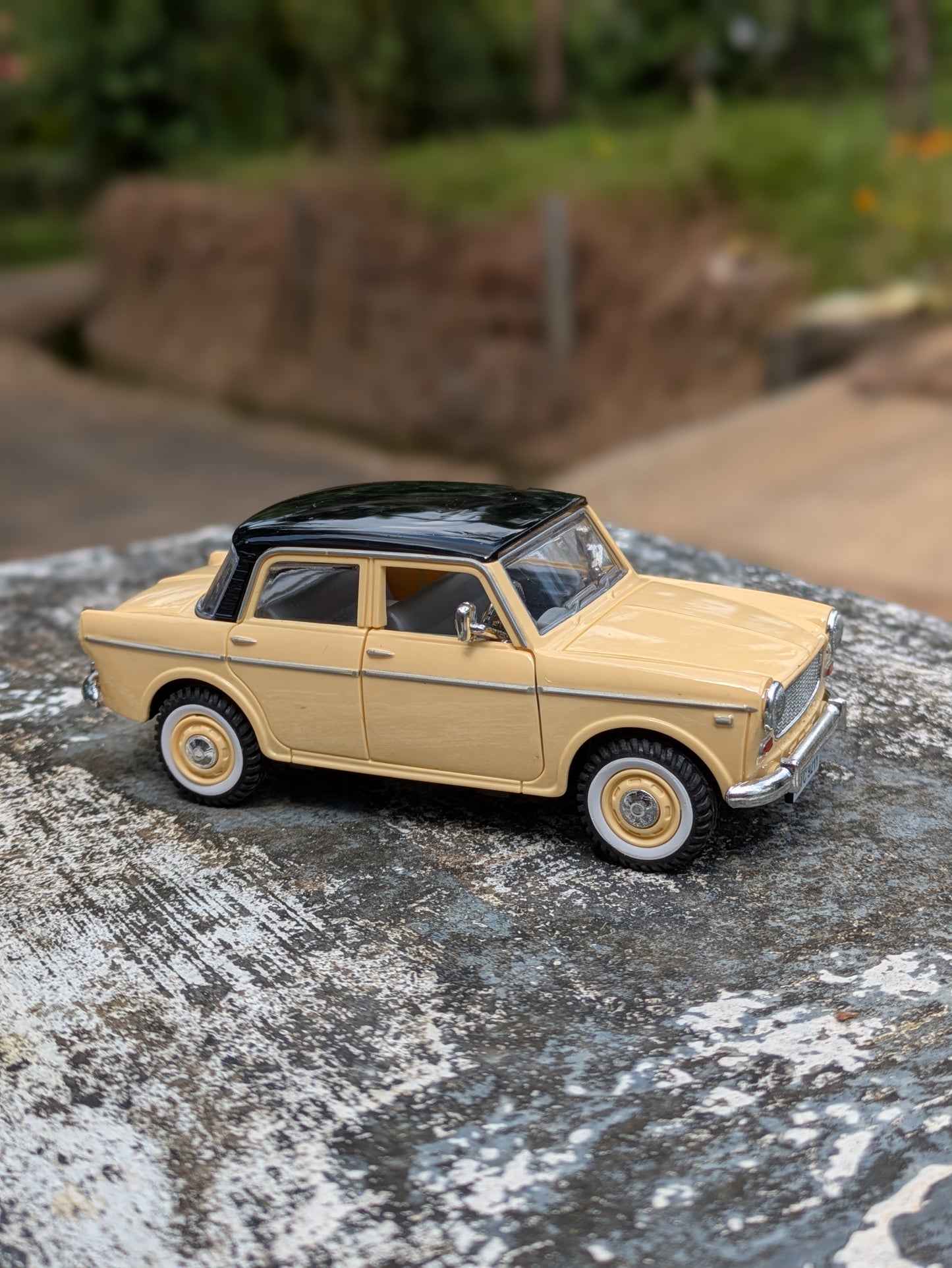 Die-cast Model Premier Padmini Hard Plastic Body Door Openable
