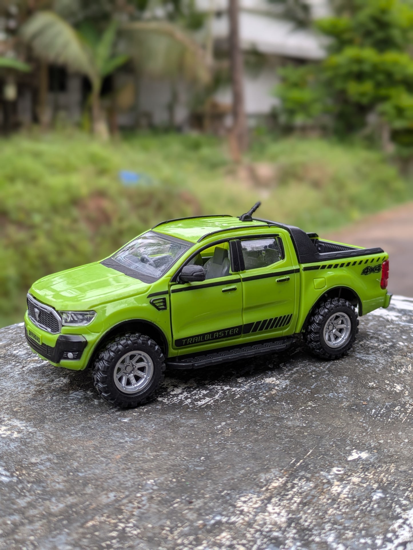 Die-cast Model Truck Hard Plastic Body Door Openable