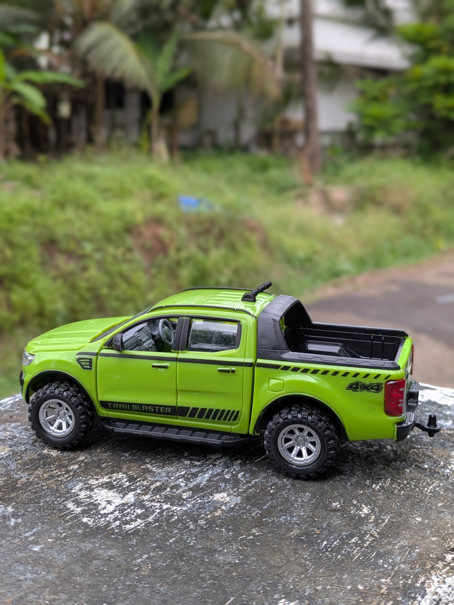 Die-cast Model Truck Hard Plastic Body Door Openable
